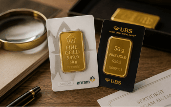 Emas batangan Antam dan UBS di atas meja